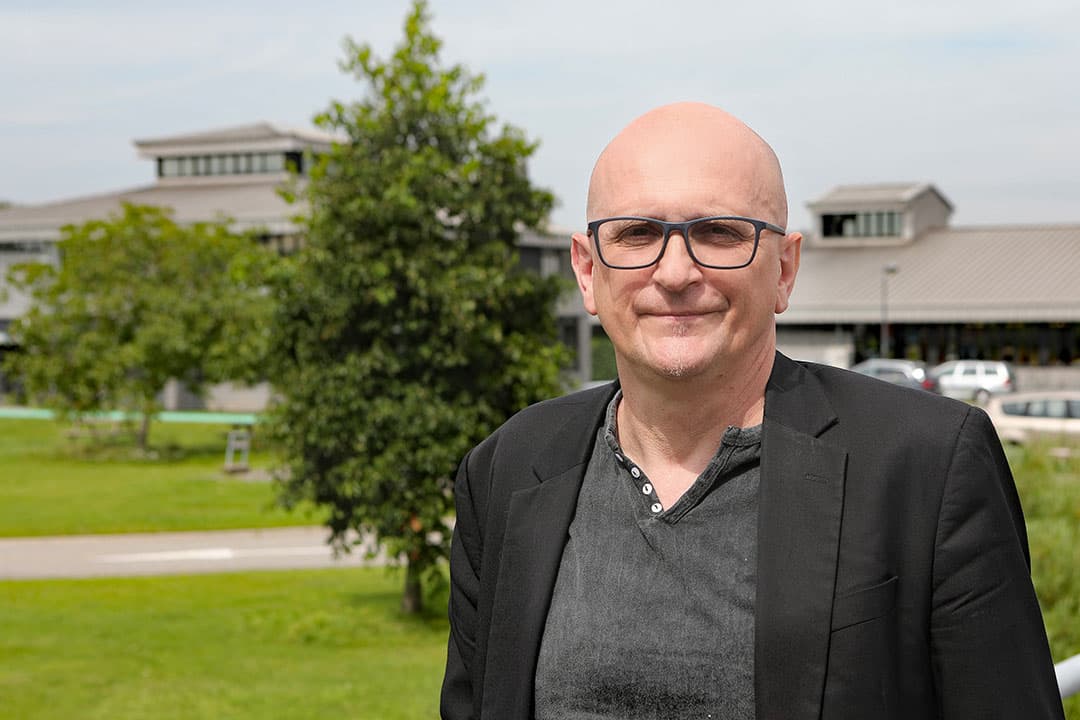 Hans Nauwynck (58) is veterinair viroloog. Hij is als wetenschapper, onderzoeker en professor verbonden aan de Universiteit Gent bij het Laboratorium voor Virologie van de Vakgroep Virologie, Parasitologie en Immunologie van de Faculteit Diergeneeskunde. - Foto: Fotostudio Atelier 68