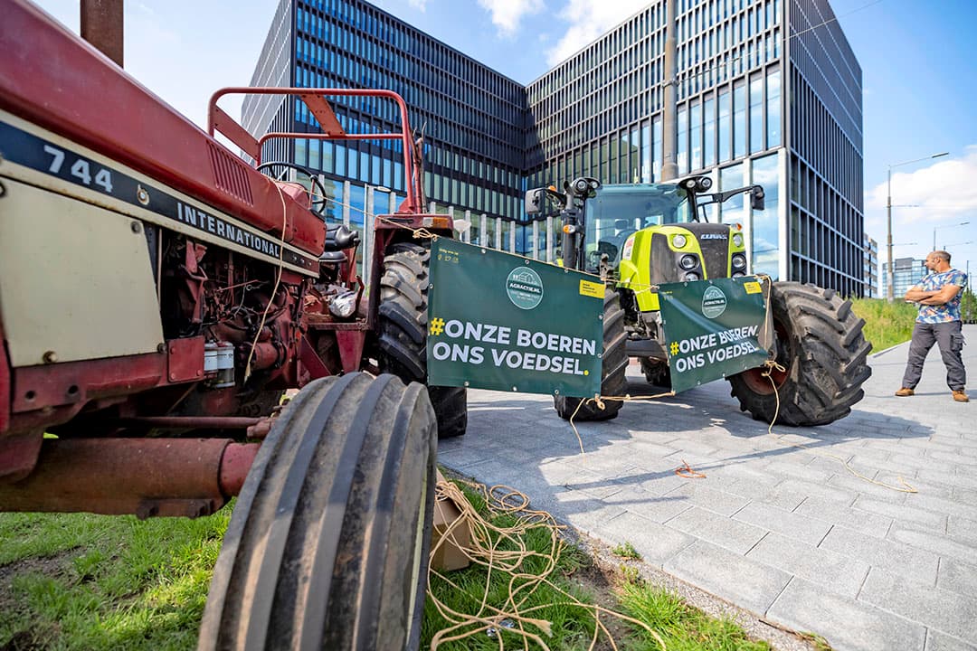 Boerenprotest bij de rechtbank voorafgaand aan het kort geding tegen de anti-zuivelcampagne van Dier&Recht. Foto: ANP