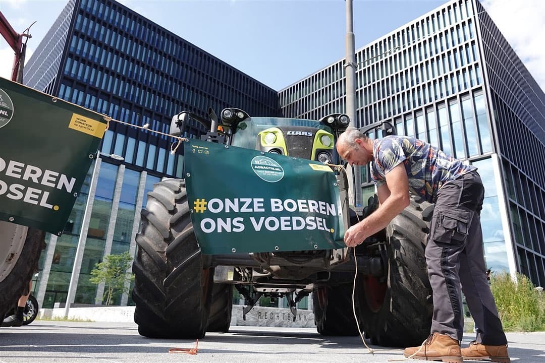 Boeren bij de rechtbank 23 augustus 2021. Agractie deed aangifte tegen een anti-zuivelcampagne van organisatie Dier&Recht. - Foto: ANP
