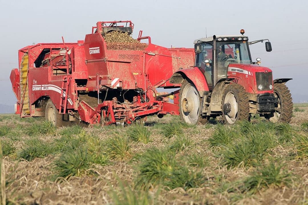 Na vijftig jaar beeindigt Grimme het dealerschap met Weevers-Nieuwstad in Marknesse. Op de foto een combinatie die door deze dealer werd uitgeleverd. - Foto: Weevers-Nieuwstad