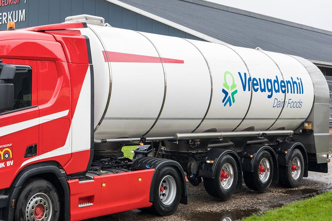 CEO Albert de Groot van Vreugdenhil spreekt zijn dank uit aan de circa 800 melkveehouders die leveren aan de zuivelaar. - Foto: Koos Groenewold