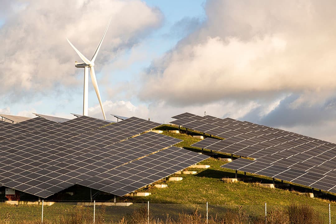 De gemeente Noordoostpolder wil een zonnepark van 190 hectare realiseren langs de IJselmeerdijk. Beeld ter illustratie. - Foto: Canva