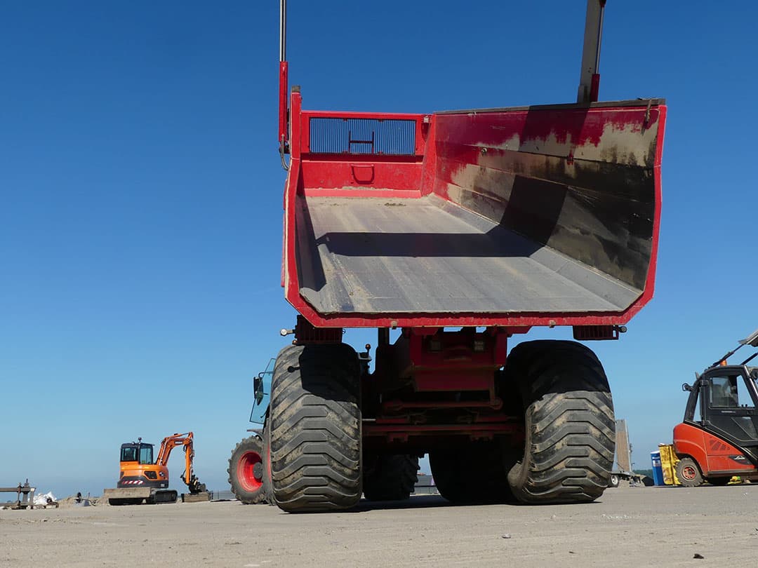 Roestvrij staal wordt door gebruik zelfs nog wat gladder. Rvs is minder taai dan gewoon staal en daarom is rvs-bodem ook dikker dan een stalen bodem of een Hardox-bodem.  - Foto: Martin Smits