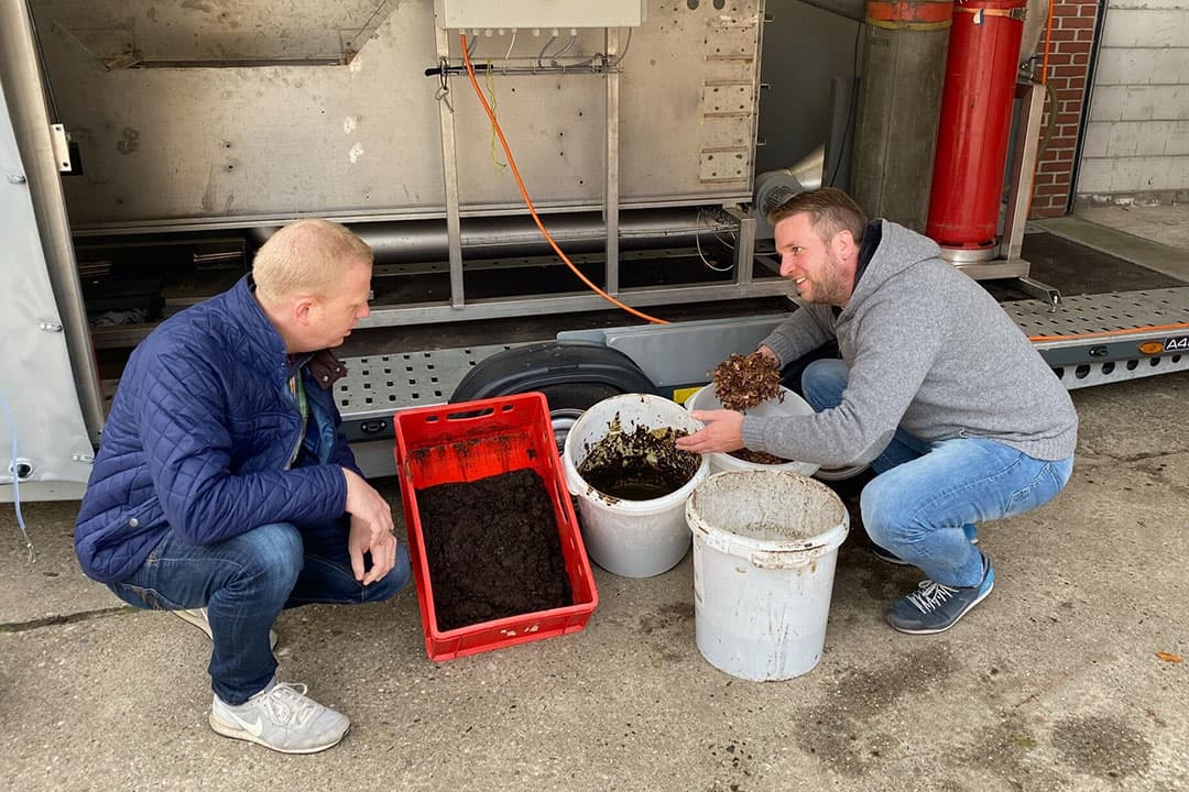 De mobiele installatie voor het maken van SteenFos-mest. Met een vijzel wordt het blad en de mest tot een product geperst. - Foto: SteenFos