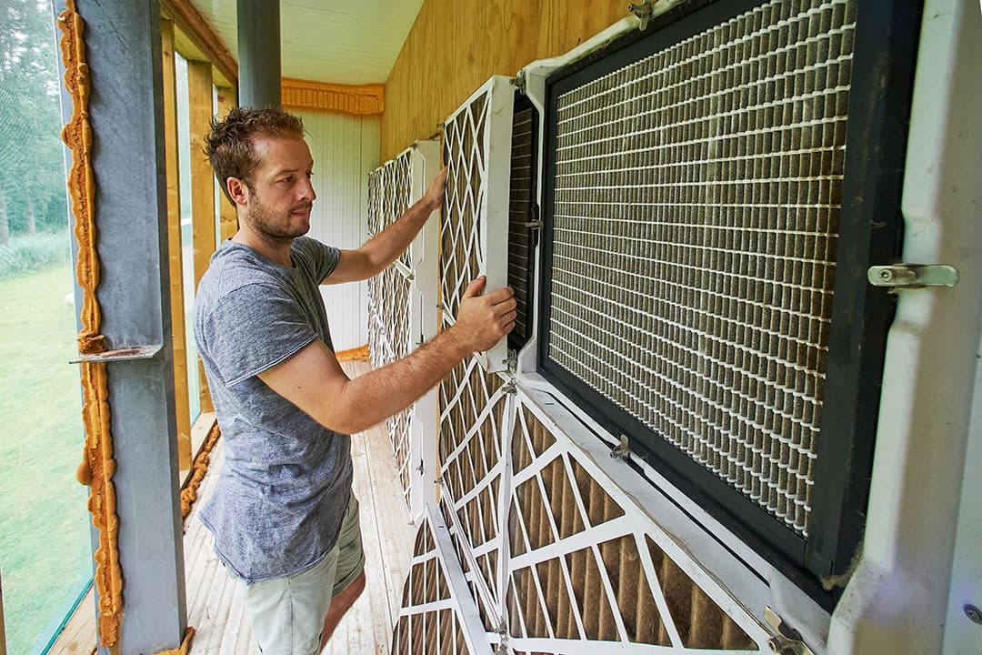 Luchtfilters worden nog maar sporadisch toegepast in Nederland. Degenen die het wel doen, willen daarmee risico’s op binnenkomst van ziektekiemen beperken. - Foto: Van Assendelft
