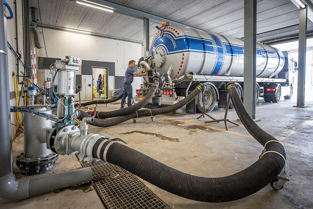 De mestaanvoer bij Greenferm in Apeldoorn. Deze verwerker is een jaar bezig en wil eind dit jaar op vollast draaien. - Foto: Koos Groenewold