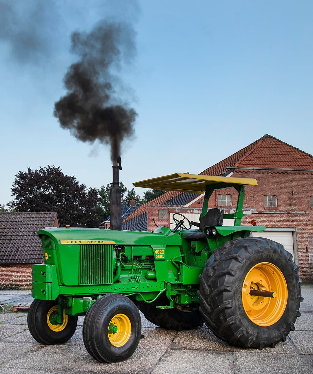 'De John Deere 4620 is een echte prairietrekker, inclusief zwarte rookpluimen.' - Foto: Hans Bunas