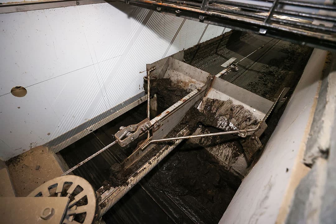 Met de Combi Scraper wordt dagelijks de mest uit de stal afgevoerd. - Foto: Bert Jansen