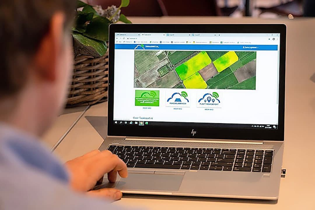 Boeren zijn tegenwoordig al lang niet meer alleen bezig op het veld, ze zitten doorgaans ook vele uurtjes achter de computer.. - Foto: Jan Willem Schouten