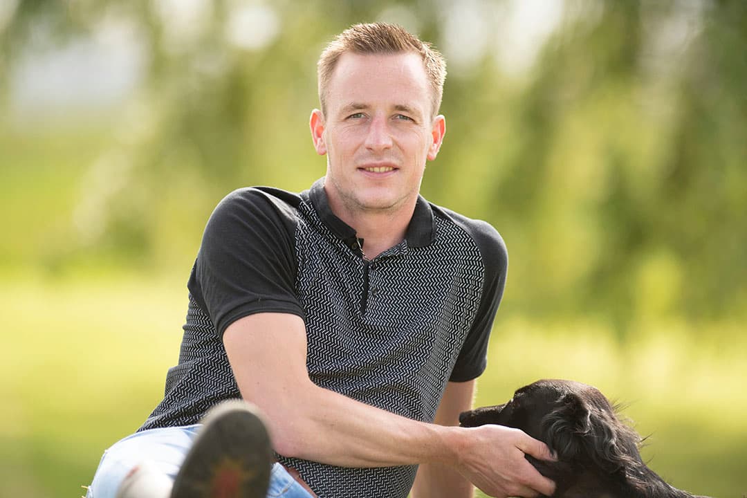 Hendrik Galema (29) woont in Hartwerd (Frl.) In maatschap met zijn vader houdt hij 160 melkkoeien op 160 ha. - Foto: Mark Pasveer