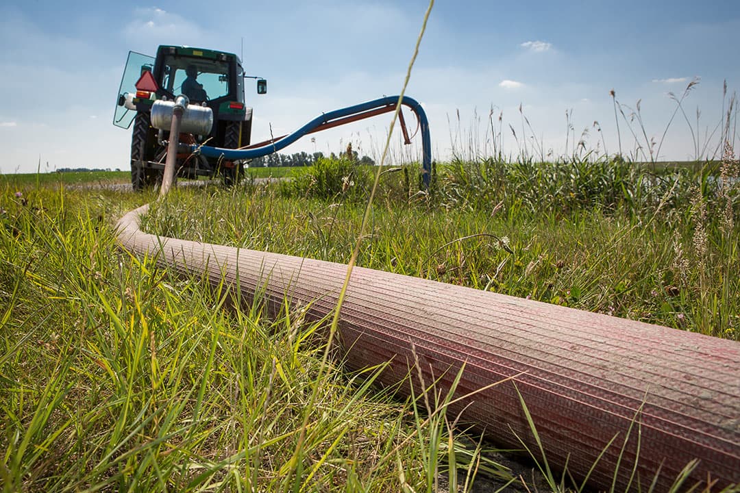 Akkerbouwer pompt water voor irrigatie. Investeringen in waterafvoer en -berging zijn noodzakelijk om gevolgen van weersextremen tijdens het groeiseizoen het hoofd te kunnen bieden. - Foto: Peter Roek