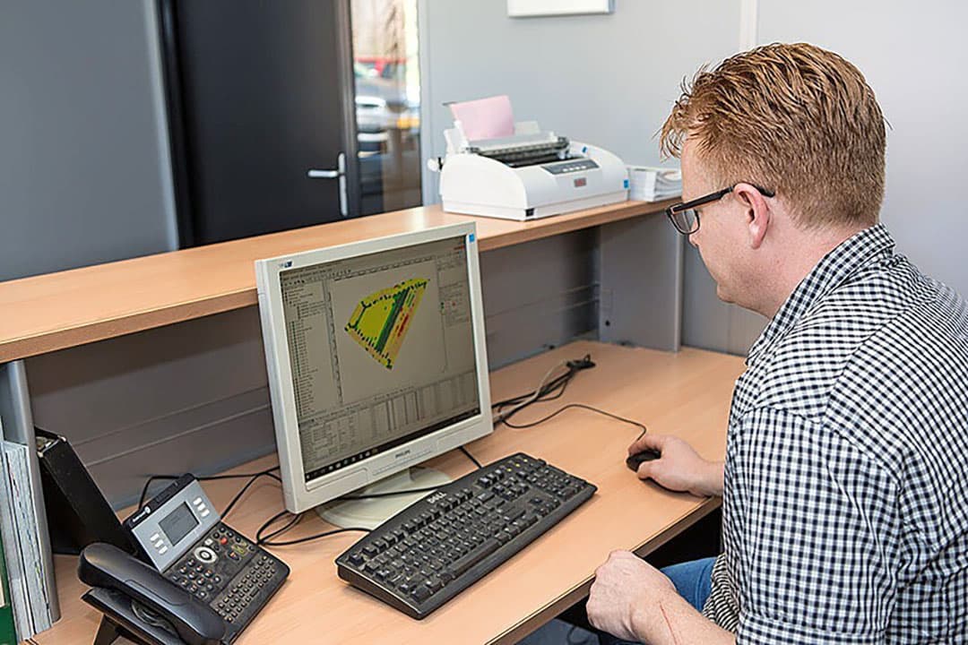 Daniël Cerfontaine verzamelt al jarenlang data over zijn bedrijf. Het kost hem moeite om een softwarepakket te vinden dat aan zijn wensen voldoet. - Foto: Peter Roek