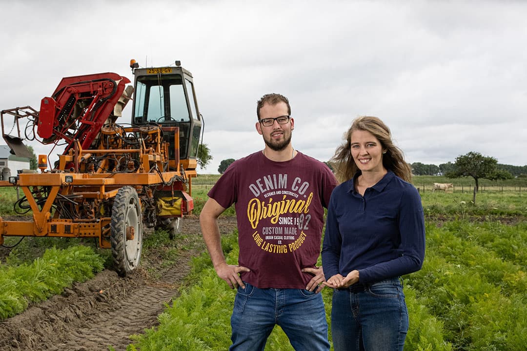 Jennifer (26) en Kevin (29) Dieleman zijn zus en broer. Met hun ouders hebben ze een akkerbouwbedrijf in Hoek (Zld.). - Foto's: Peter Roek