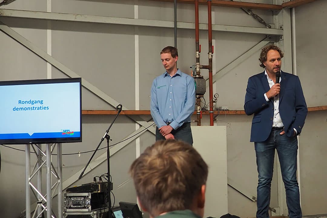 Bollenteler Stef Ruiter (rechts) en WUR-expert Koen van Boheemen. Ruiter is een van de deelnemers in het project Nationale Proeftuin Precisielandbouw (NPPL). - Foto: Marga van der Meer