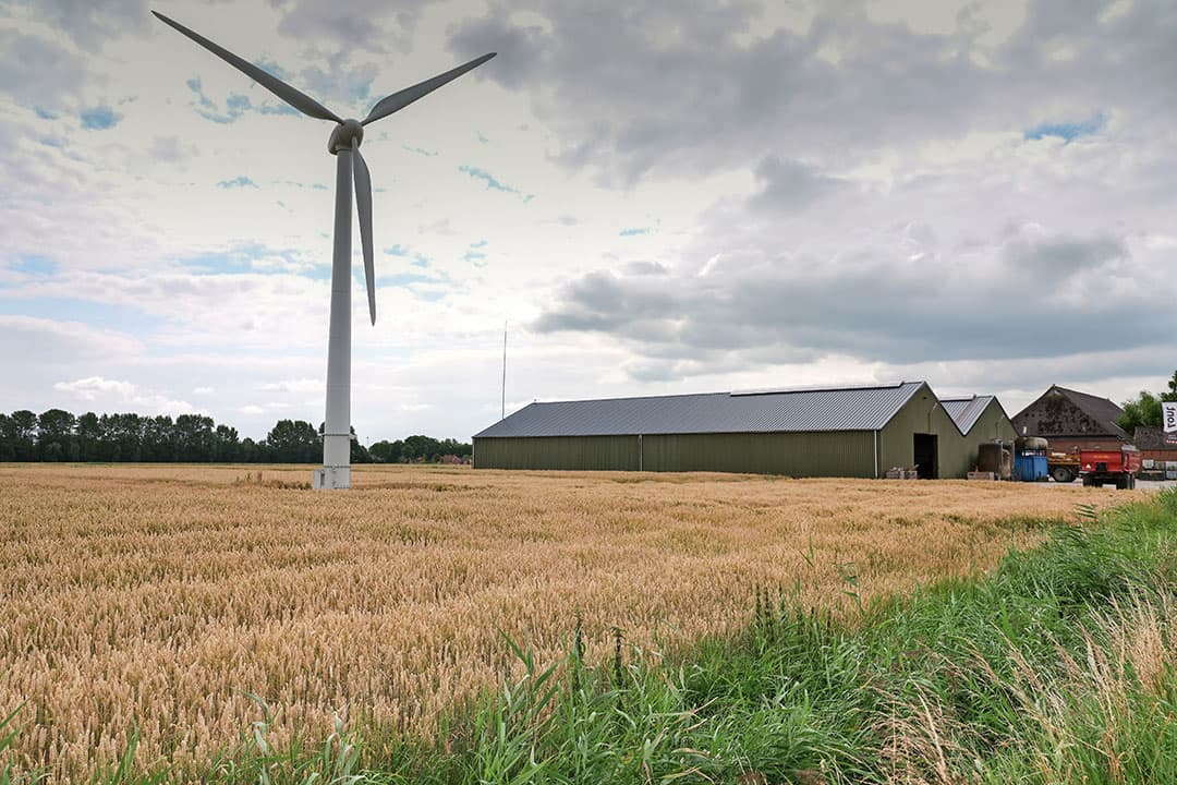 Akkerbouwer Klaas Nienhuis investeerde in december 2019 in een Solid Wind Power-windmolen. - Foto: Jan Willem van Vliet