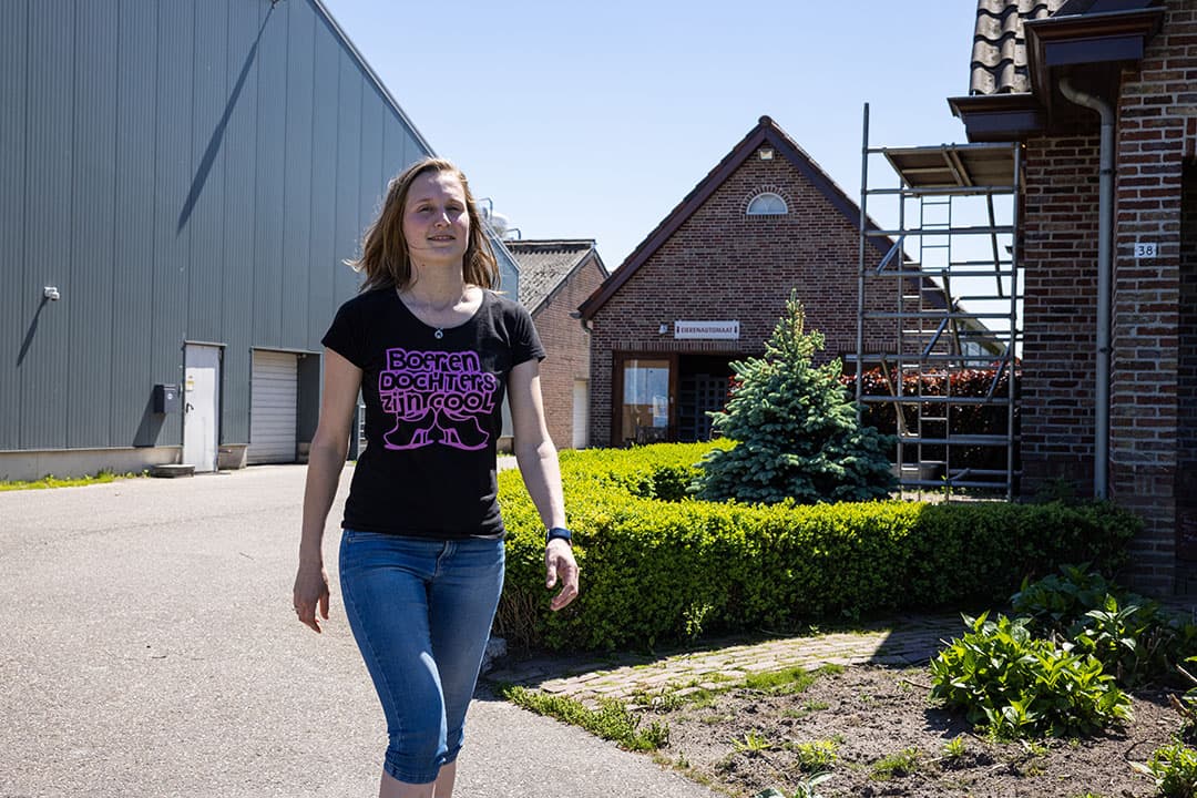 Carolien van Hooijdonk is een gemotiveerde bedrijfsopvolger, met een passie voor ondernemen en legkippen. De ligging van het pluimveebedrijf nabij een Natura 2000-gebied maakt de toekomst onzeker. - Fot0: Peter Roek