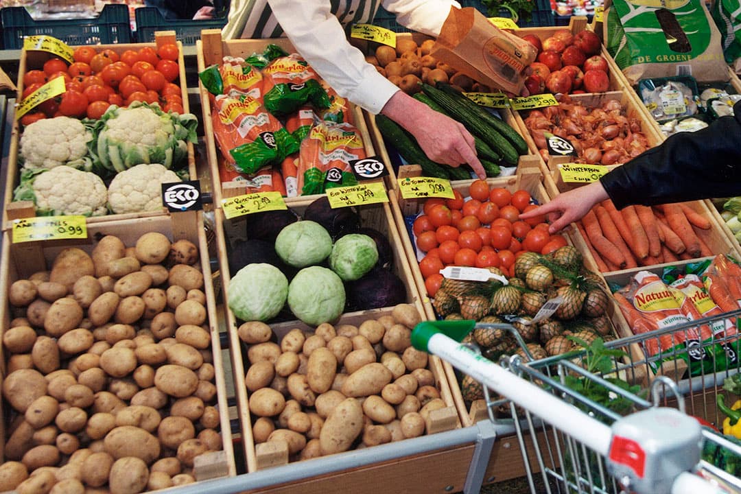 Biologische producten in een winkel. De kracht van het biologische keurmerk zit hem in de organisatie, de regelgeving, certificering en controle. - Foto: Mark Pasveer