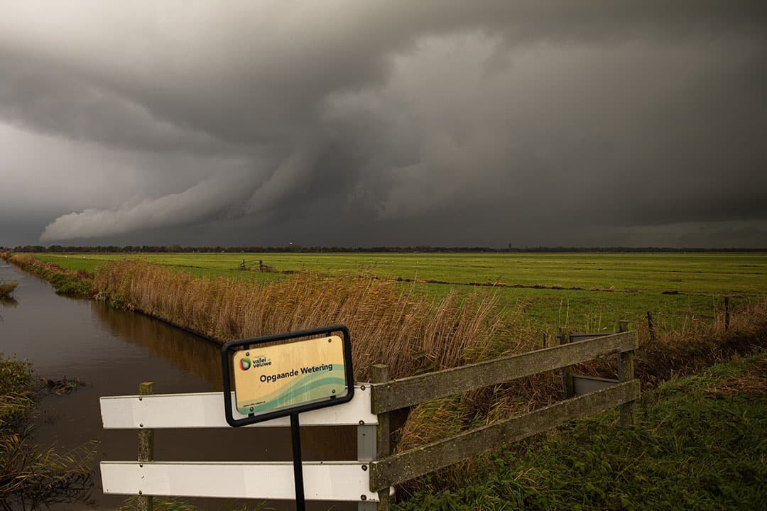 Zware wolken en buien over de Eempolder. De verwachting is dat de komende decennia de weerextremen toenemen, zoals een groter neerslagtekort en meer dagen met extreme waterval. Aan de andere kant zijn er ook perioden met meer neerslagtekort. - Foto: ANP
