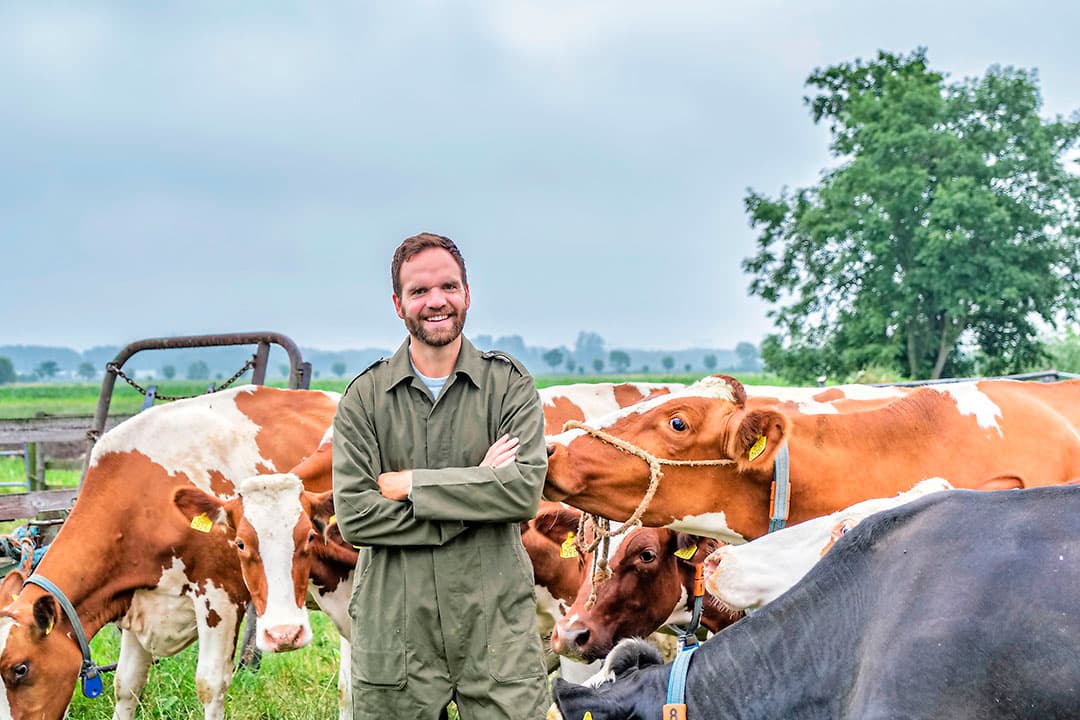 Tweede Kamerlid Derk Boswijk (CDA) gaat elke vrijdagochtend aan het werk bij een boer. Boswijk beheert behalve het woordvoerderschap landbouw ook de portefeuille defensie voor de CDA-fractie. - Foto: ANP