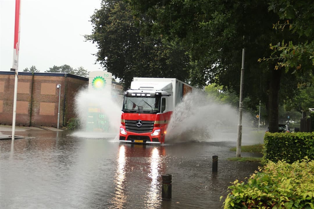 Ondergelopen straten in het Friese dorpje Burgum door zware regenbuien op 25 juli. - Foto: ANP