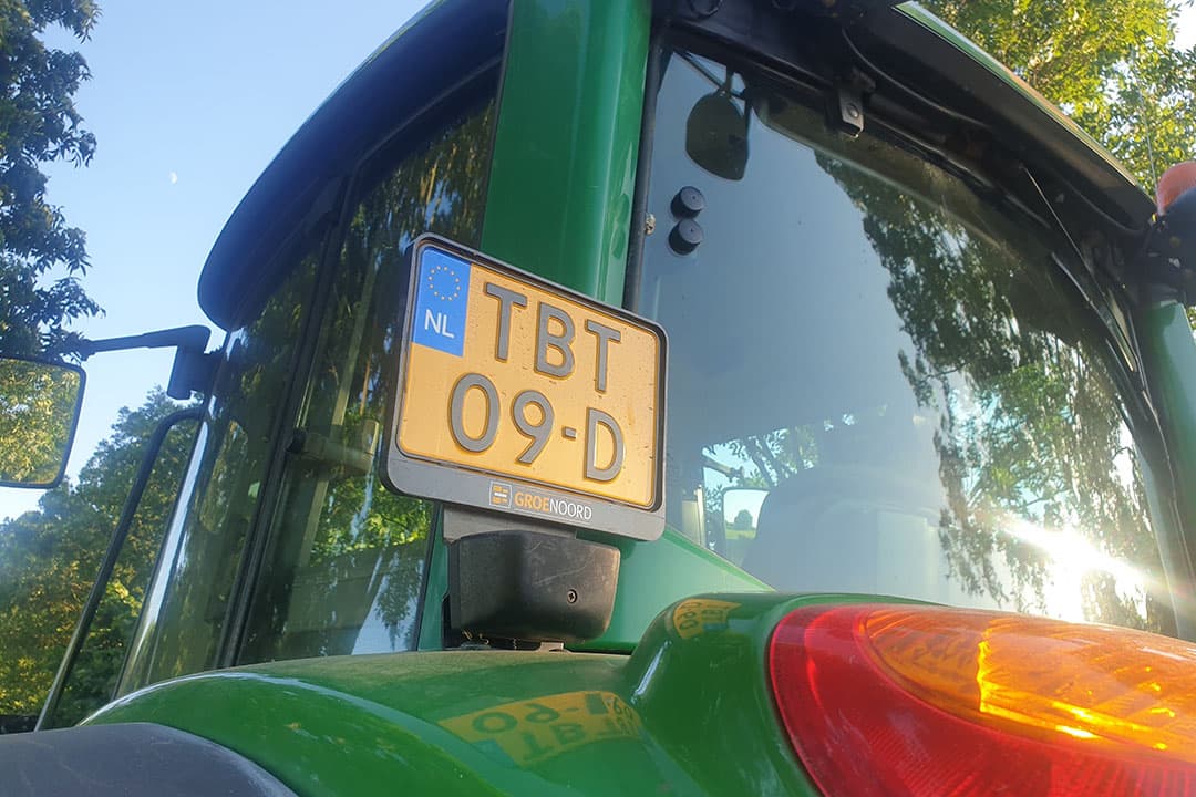 Registreren van een trekker of ander (land)bouwvoertuig kan via de website van de RDW voor € 18. - Foto: Robin Looman