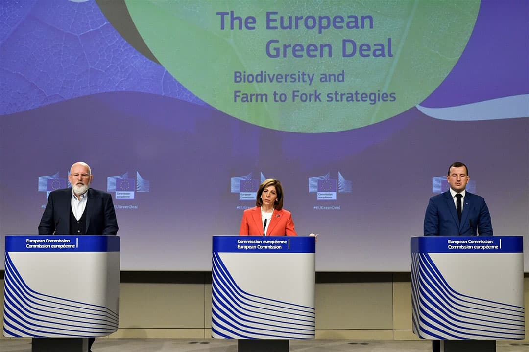 Vicevoorzitter van de Europese Commissie Frans Timmermans, EU-commissaris voor Gezondheid Stella Kyriakides en EU-commissaris voor Milieu en oceanen Virginijus Sinkevicius tijdens de persconferentie over de Europese Green Deal Biodiversiteit en Farm to Fork-strategieën. - Foto: ANP