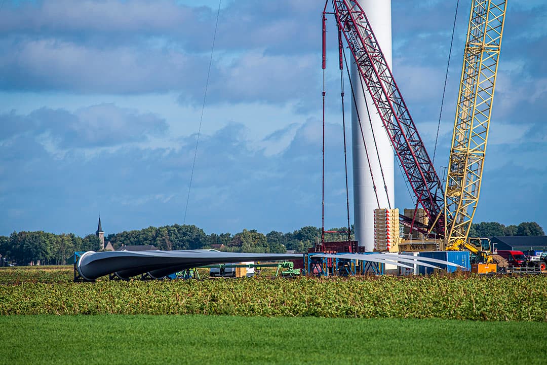 Tussen Valthermond en Tweede Exloërmond (Dr.) is men druk bezig met de bouw van de windmolens in het buitengebied. Dit soort projecten zijn vaak niet zonder tegenstand. - Foto: ANP