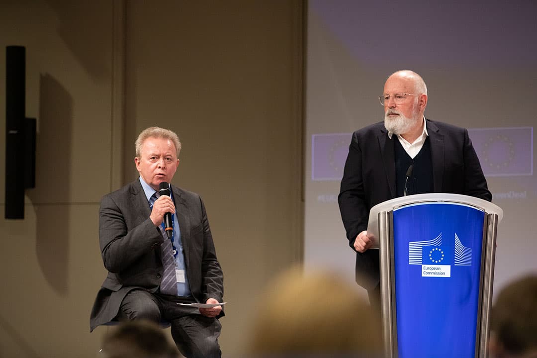 Europees landbouwcommissaris Janusz Wojciechowski (links) staat onder supervisie van vice-president Frans Timmermans (rechts) bij de uitvoering van de Van-boer-tot-bord- en biodiversiteitsstrategieën. - Foto: Xavier Lejeune/Europese Commissie