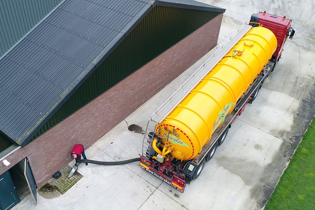 Drijfmest wordt geladen bij een varkensbedrijf. Fennenoord wil groene energie en grondstoffen voor de industrie en landbouw gaan produceren uit onder meer varkensmest. - Foto: Bert Jansen