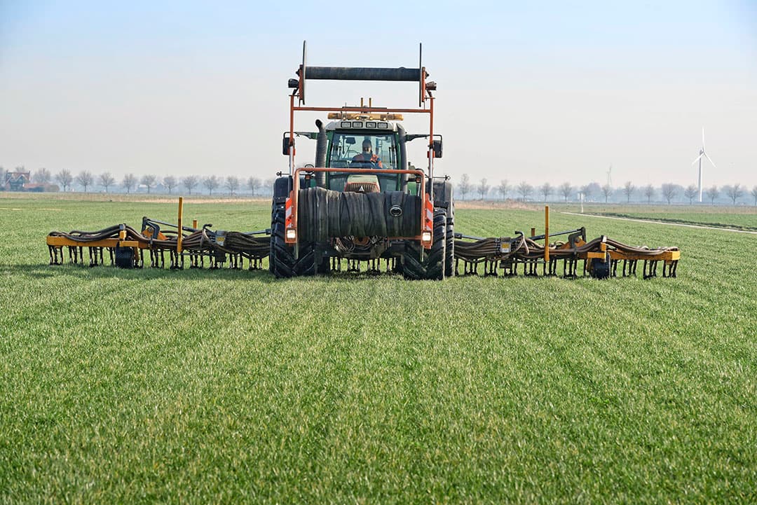 De veehouder had volgens LNV te veel mest uitgereden op zijn land en meer grond opgegeven dan hij daadwerkelijk had. - Foto: Lex Salverda