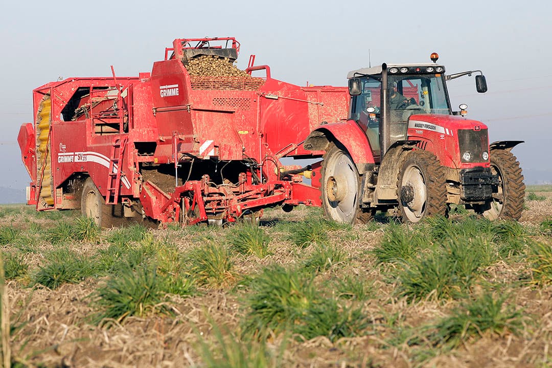 Na vijftig jaar beeindigd Grimme het dealerschap met Weevers-Nieuwstad in Marknesse.Op de foto een combinatie die door deze dealer werd uitgeleverd. M