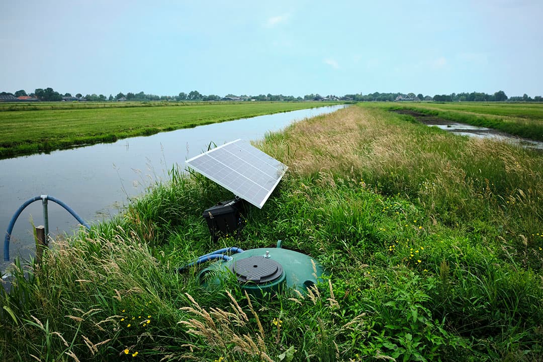 Door waterinfiltratie met de waterput, zonnecollectoren en drainages heeft Mulder een plasdras gemaakt voor weidevogels. - Foto's: Fred Libochant