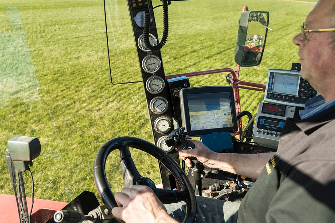 De NIR-sensor wordt op verschillende machines toegepast, waaronder bij de winning van ruwvoer en uitrijden van drijfmest. Er komt veel data beschikbaar maar het nuttig gebruiken ervan valt om verschillende redenen in de praktijk nog tegen. - Foto: Koos Groenewold
