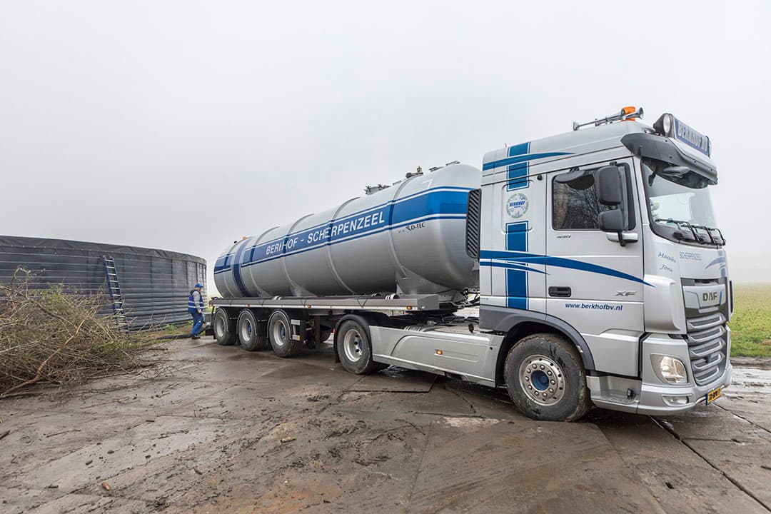 Bemesten op maat met drijfmest kan alleen met homogene mest en een vooraf bekende samenstelling. Een eigen mestsilo maakt dat mogelijk. Het vullen, voorafgaand aan het uitrijseizoen, kan nog een mooi zakcentje opleveren. - Foto: Koos Groenewold