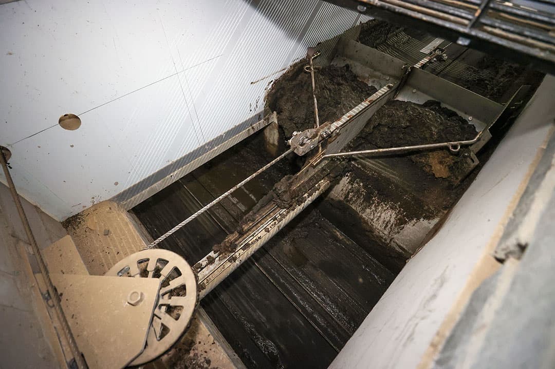Schuif trekt dikke fractie van mest onder varkens weg. Met deze dikke fractie heeft een varkenshouder iets moois in handen. - Foto: Bert Jansen