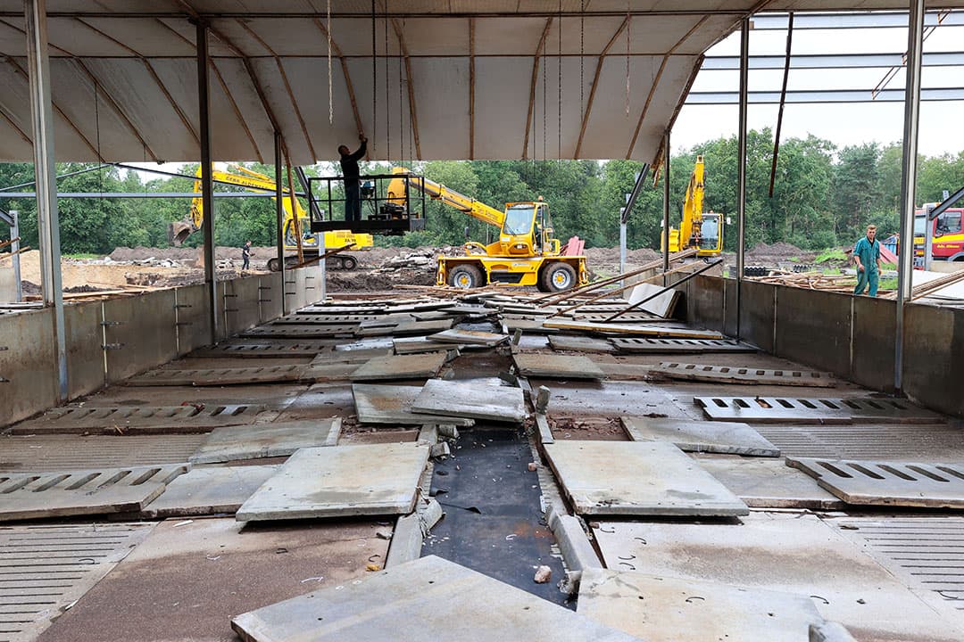 Het slopen van varkensbedrijven die deelnemen aan de warme sanering is in volle gang. Veel materiaal is vaak nog goed bruikbaar. - Foto: Bert Jansen