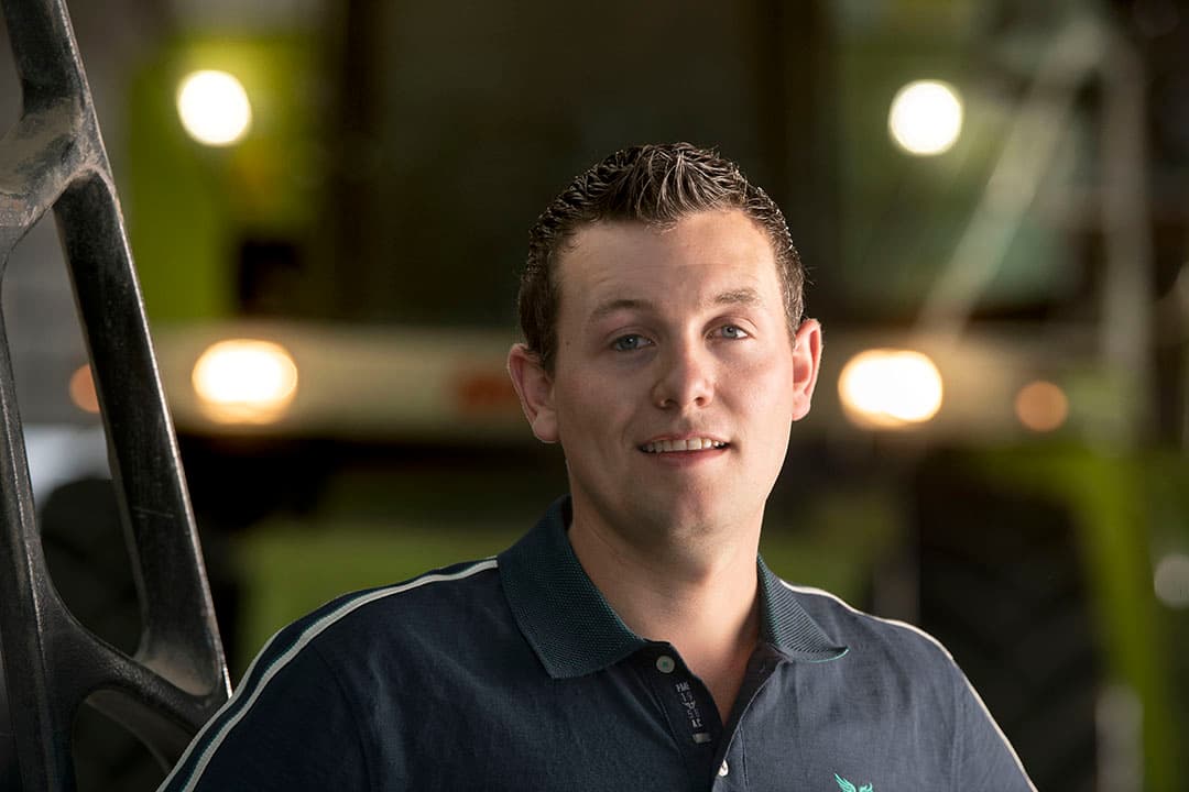 Martijn Claassen (24) woont in Kloosterburen (Gr.). De maatschap met zijn ouders en jongere broer omvat een akkerbouwbedrijf van 250 hectare. - Foto: Mark Pasveer
