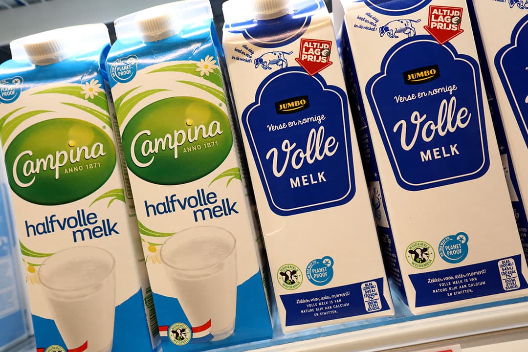 Melkpakken van Campina en het Jumbo huismerk. Beide met logo's weidemelk en 'On the way to PlanetProof'. - Foto: Henk Riswick