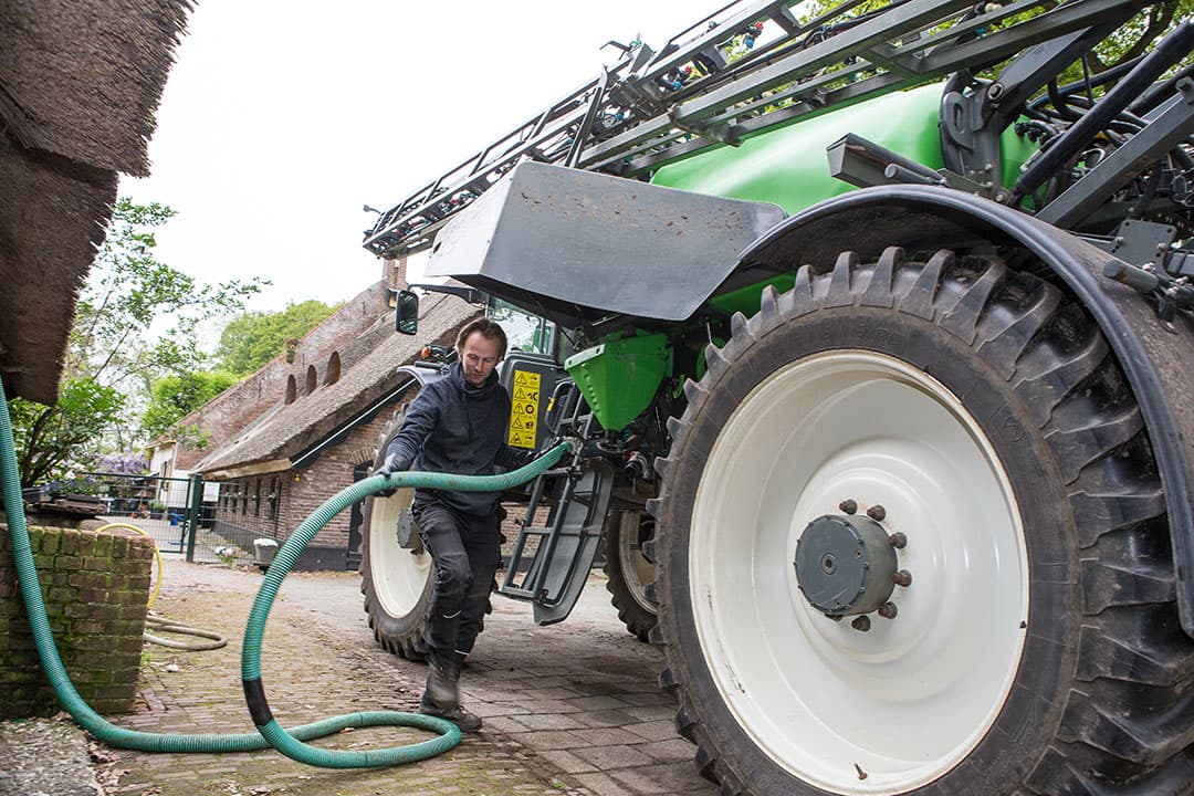 Akkerbouwer Pieter van Leeuwen-Boomkamp aan het werk met zijn veldspuit. - Foto: Peter Roek
