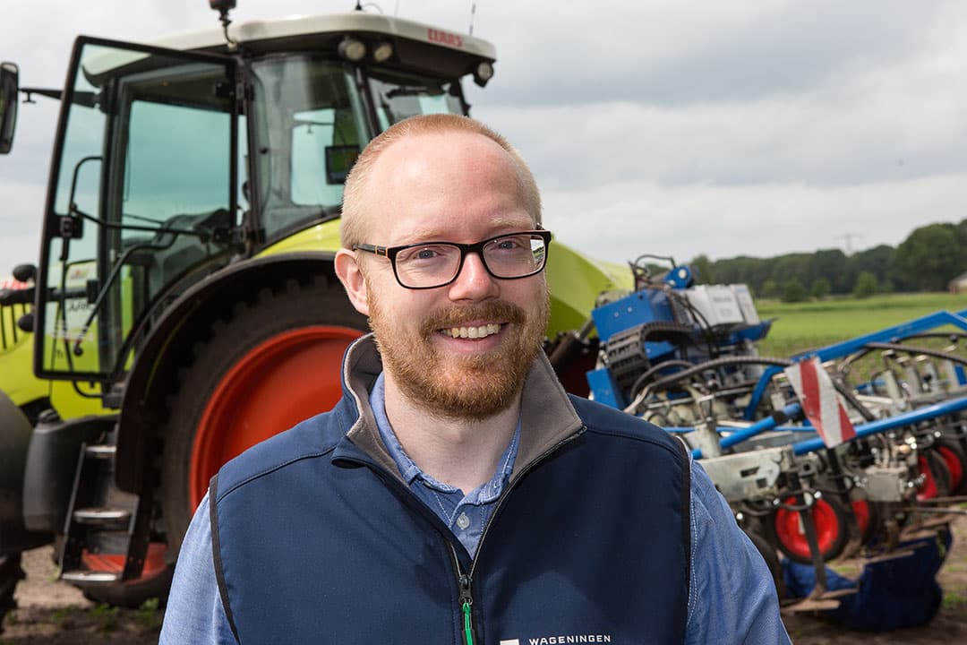 Johan Booij, expert precisietechnologie van Wageningen UR, zoekt actief de verbinding met de praktijk op via proefbedrijven in Valthermond en Lelystad. - Foto: Peter Roek