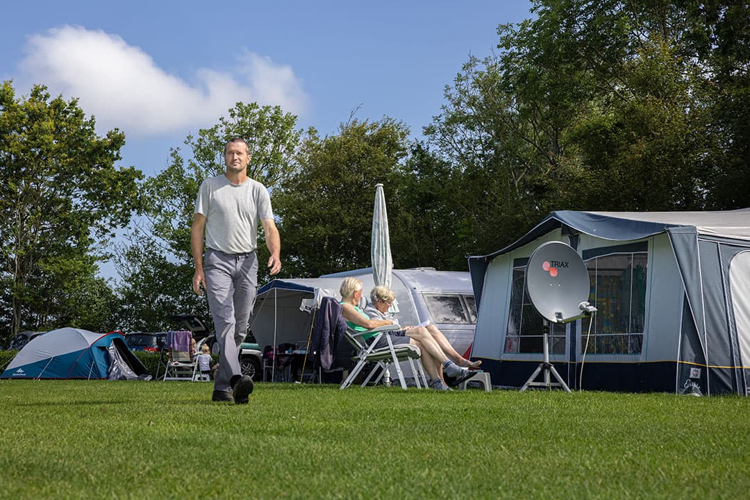 Peter de Visser heeft in Zoutelande (Zld.) een boerderijcamping met 15 plaatsen. - Foto's: Peter Roek