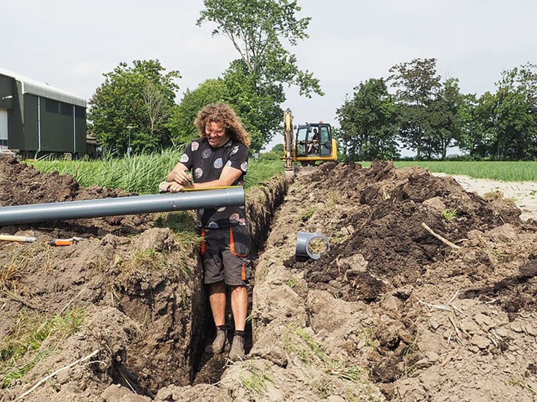 Klaas Schenk heeft een hoofdleiding aangelegd, een pijp met een een diameter van 125 mm en een totale lengte van 500 meter. - Foto: Koos Groenewold