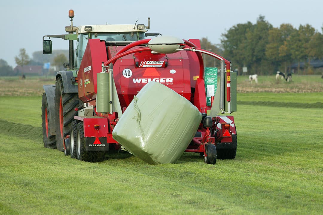 Door de aankomende snede in de baal te stoppen kan het makkelijker worden weggevoerd tegen de eerste snede. - Foto: Ton Kastermans