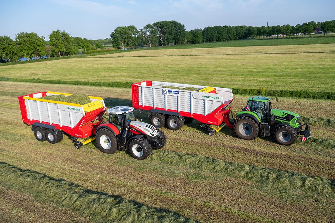 We zagen beide ‘Nederlandse’ demowagens op verschillende plaatsen aan het werk in een zware eerste snede. Die ging er doorheen als koek en kwam netjes gesneden in de bak. - Foto's: Michel Velderman