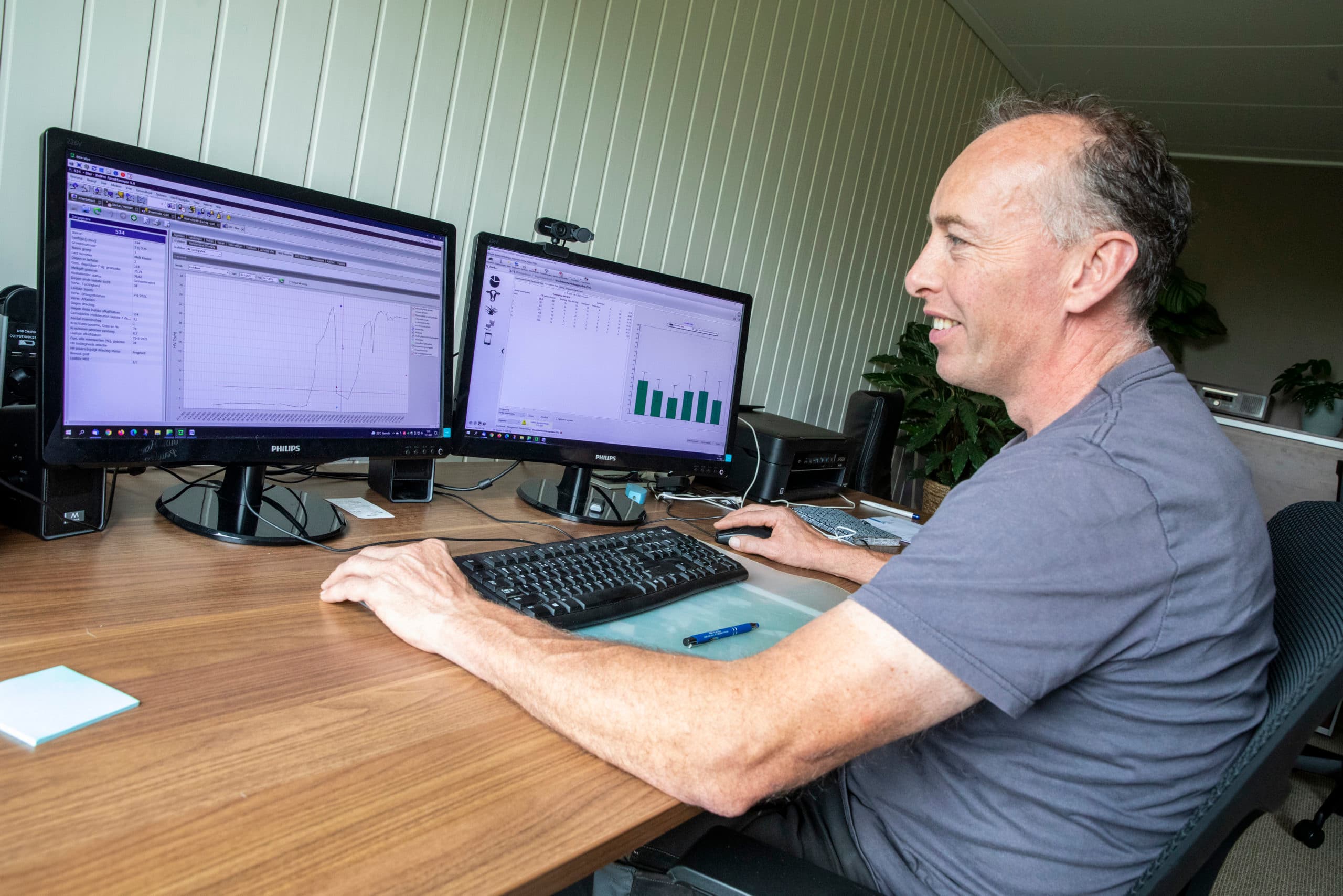 Philip Ensing kijkt op de pc naar tochtdetectie met het systeem van Delaval. - Foto: Anne van der Woude