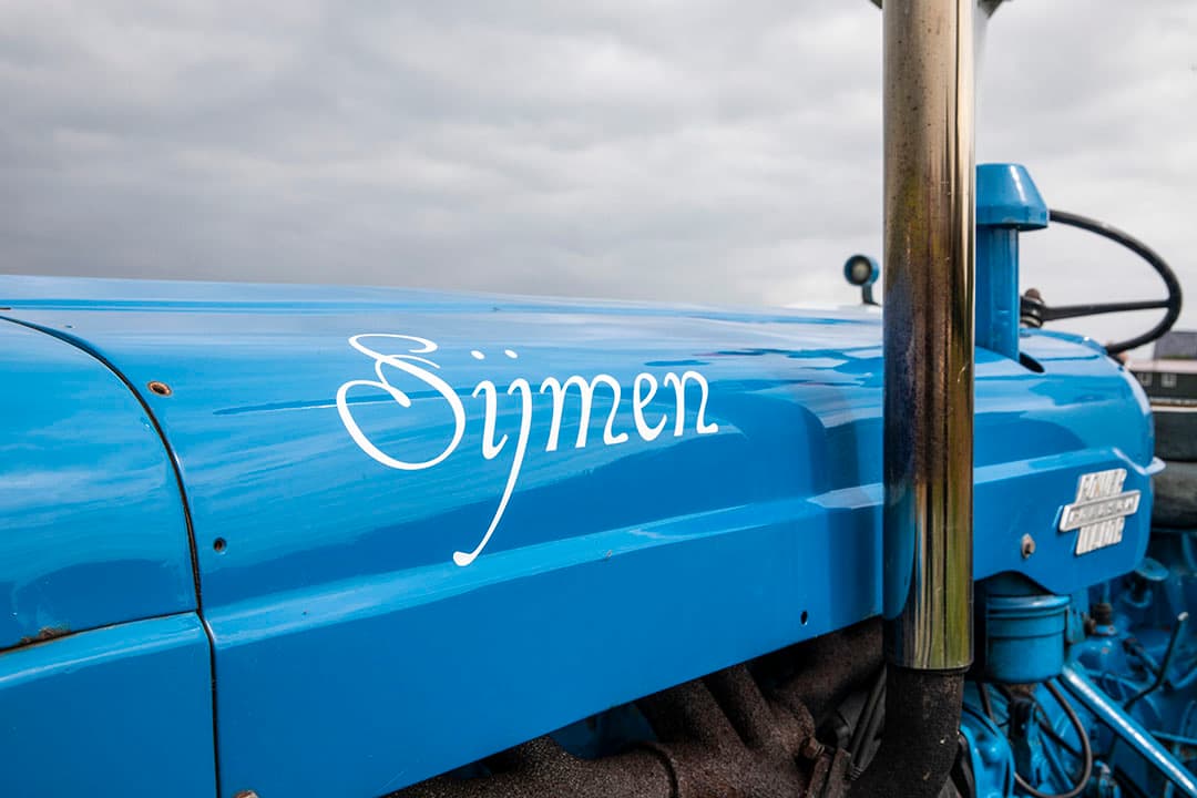 Maaike Langeraap koestert de Fordson Power Major uit 1963. Het is de trekker van haar in 2014 overleden broertje Sijmen. De trekker draagt zijn naam. - Foto's: Anne van der Woude