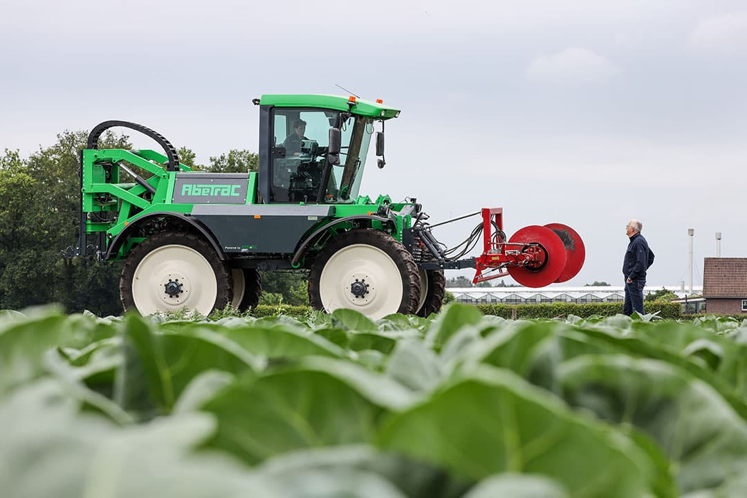 De Abetrac is gebaseerd op het pendelende onderstel van een gebruikte Agrifac-zelfrijdende spuit. Het bijzondere hieraan is enerzijds z’n spoorbreedteverstelling (2,25 tot 1,50 meter) en anderzijds de bodemvrijheid (1,05 meter). - Foto: Bob Karsten