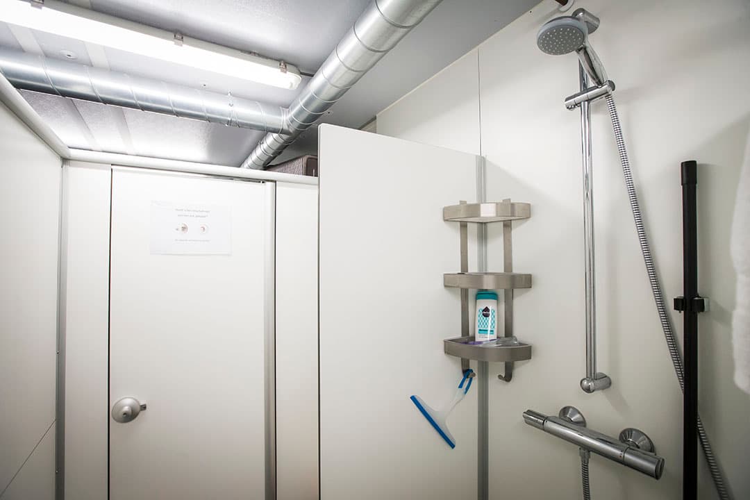 Voor vrouwelijk gebruik is meer ruimte nodig voor privacy, én wat meer doucheproducten. - Foto: Bertil van Beek