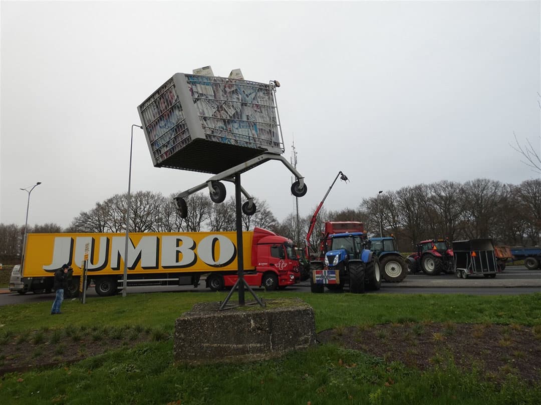 Eind 2020 blokkeerden boeren het distributiecentrum van Jumbo in Beilen om hun eis voor een betere marge op producten kracht bij te zetten. - Foto: ANP