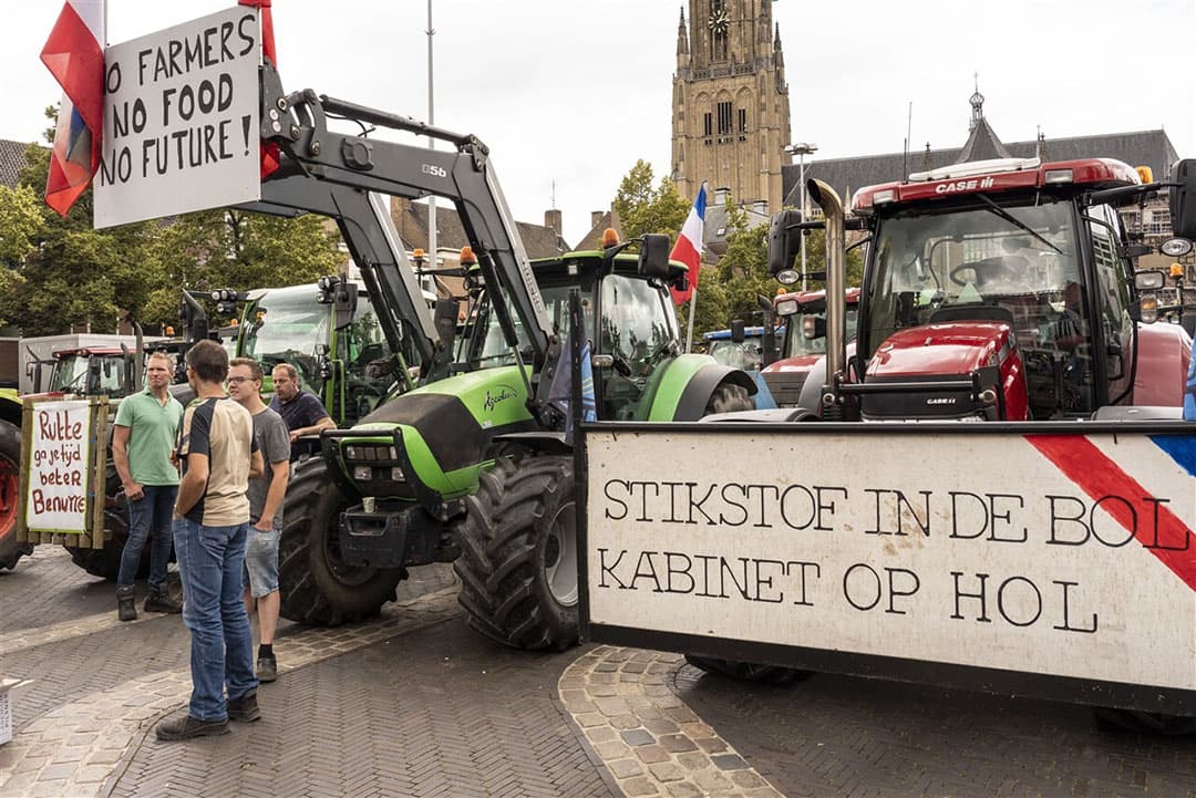 Eerst een paar bijzondere beelden van de acties van woensdag. Zoals deze kreet voorop een trekker in Arnhem: Stikstof in de bol, kabinet op hol. - Foto: ANP